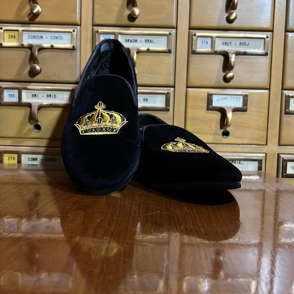Steve Madden Pinnacle Black Velvet Satin Men's
Size 9.5 Crown Slip on.